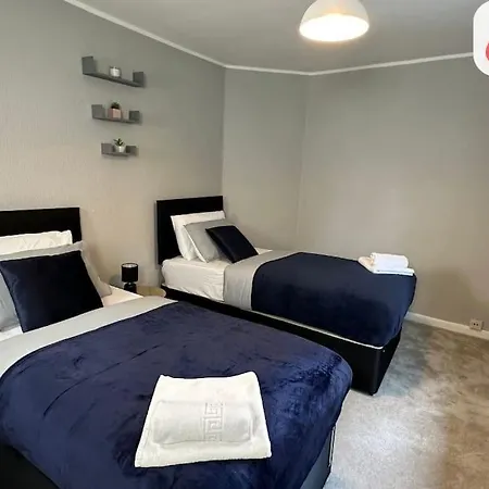 Large House - Free Parking - Centre Location *