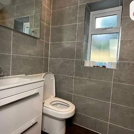Large House - Free Parking - Centre Location Ferienhaus Harrogate