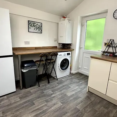Large House - Free Parking - Centre Location Ferienhaus Harrogate