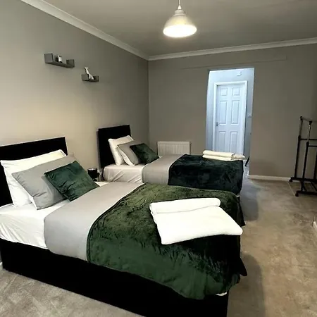 Large House - Free Parking - Centre Location
