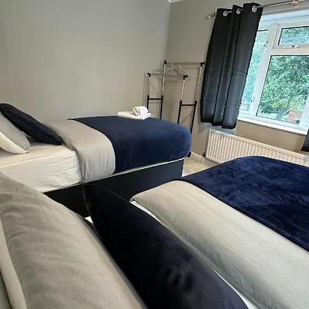 Large House - Free Parking - Centre Location