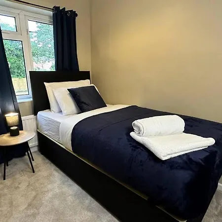 Large House - Free Parking - Centre Location